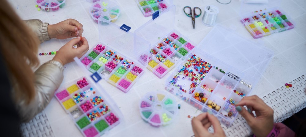 Fabrication de bracelets avec des billes